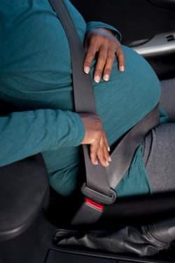 Une Femme Enceinte Portant Une Ceinture De Sécurité Conduit Une