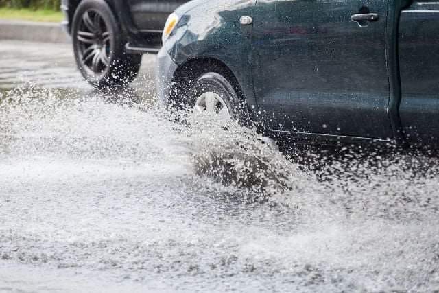 Comment rétablir l'efficacité des freins en période de pluie ?