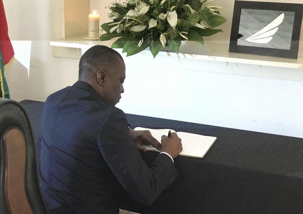  Le Ministre des Transports Amadou Koné signe le livre de condoléances ouvert à l’ambassade d'Ethiopie