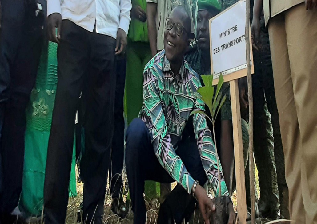 Opération "Un jour, un million d'arbres"/ Amadou KONE plante son arbre à Bouaké