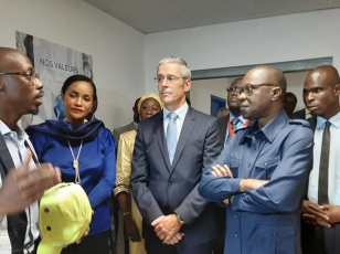 Modernisation / Amadou Koné visite l'aerohub de Bolloré