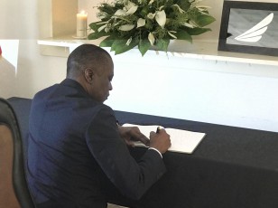  Le Ministre des Transports Amadou Koné signe le livre de condoléances ouvert à l’ambassade d'Ethiopie